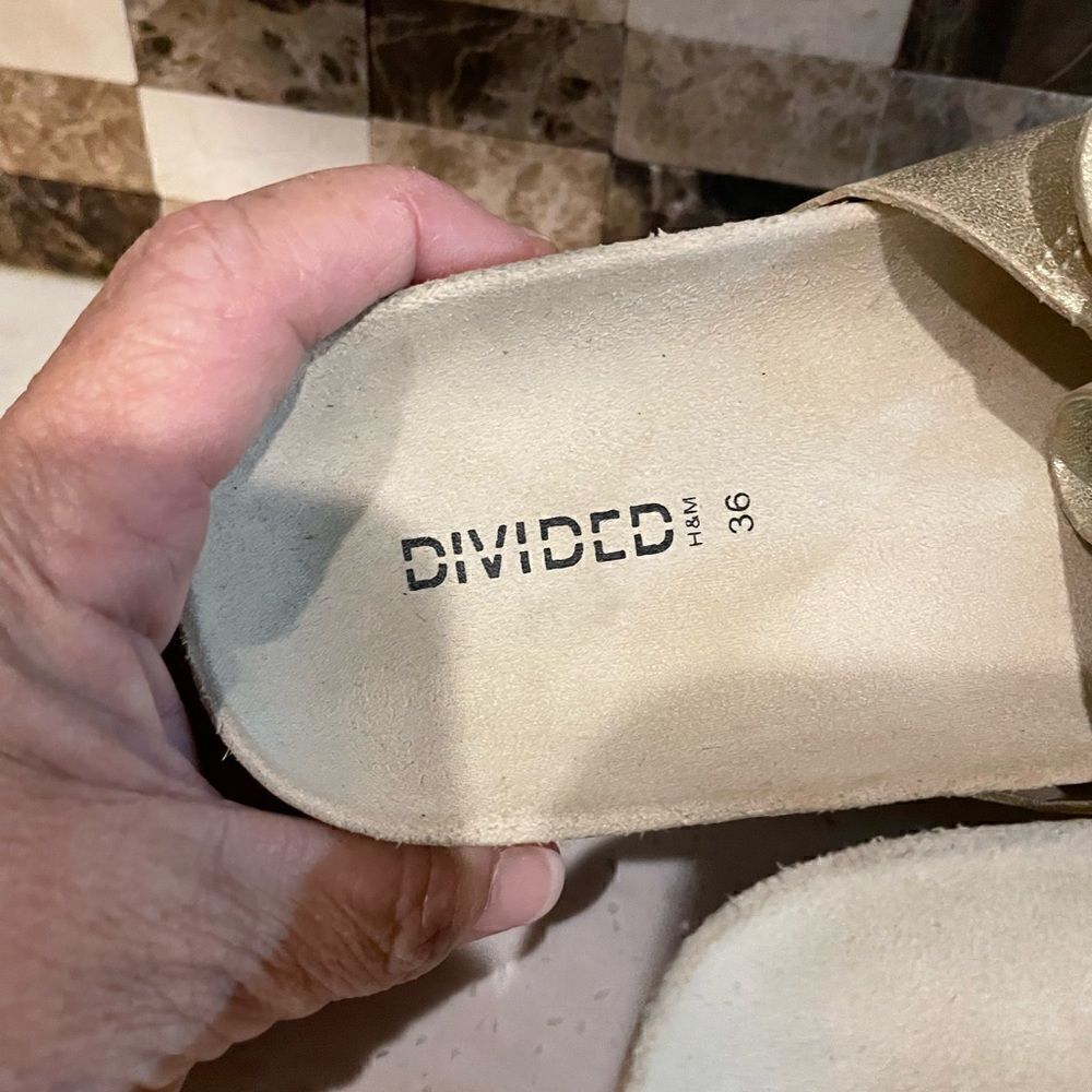 Divided Sandals - Picture 2 of 5